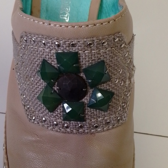 Portia sport leather high heel green and beige. Size 8 1/2 m - Picture 3 of 6